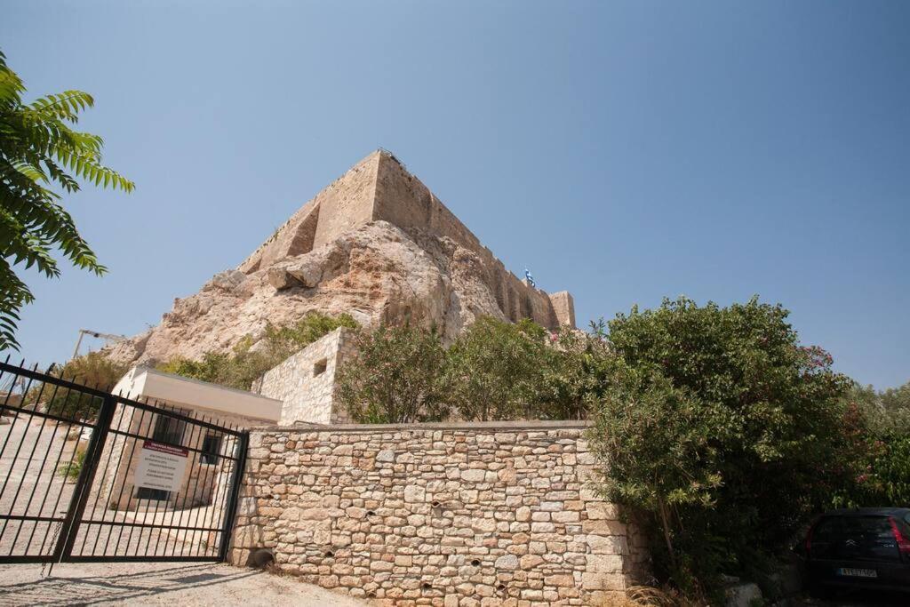 At The Foot Of Acropolis. Atenas Exterior foto