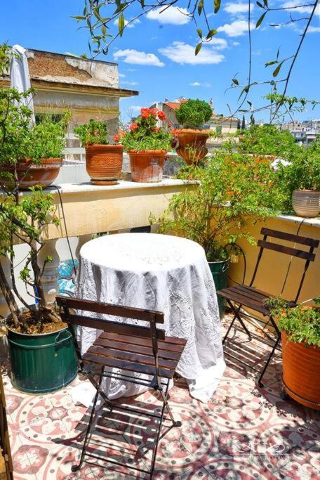 At The Foot Of Acropolis. Atenas Exterior foto